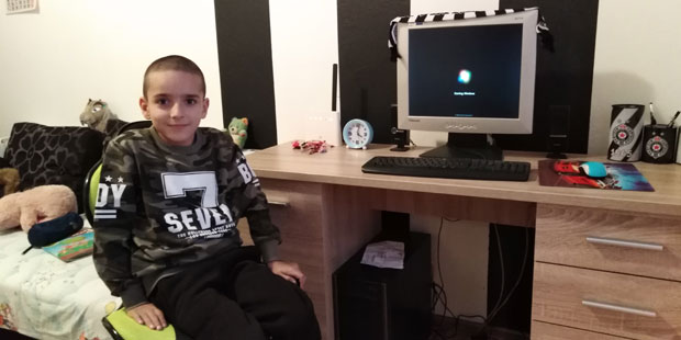 РАДОСТ У ТОПЛОЈ СОБИ: Мали Александар зиму ће провести у обновљеној кући